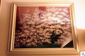 イメージ：臥龍夜桜の画が掲げられています。
